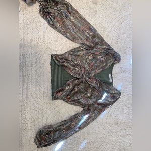 Vestique Floral Front Twist Crop